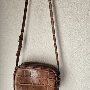 Elegant Brown Crocodile-Embossed Crossbody Bag